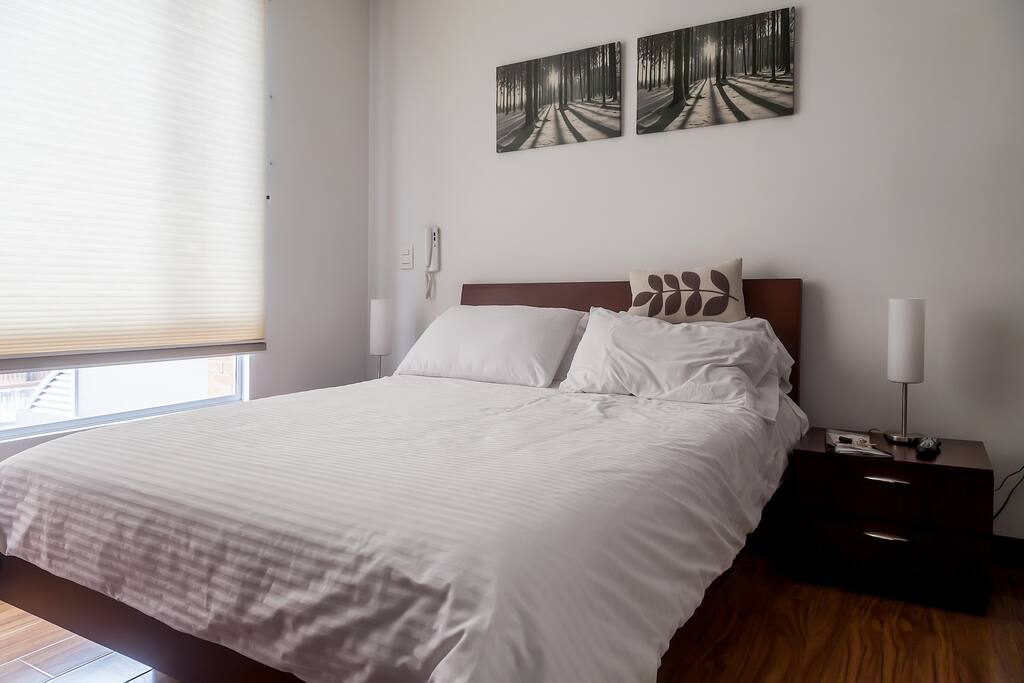 Room with a double bed
