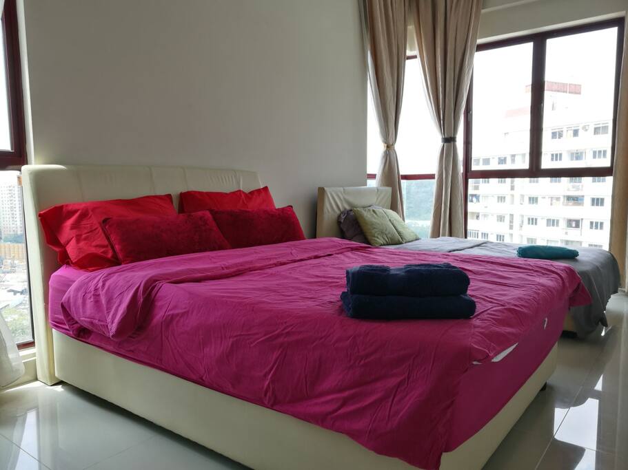 queen size bed and single bed