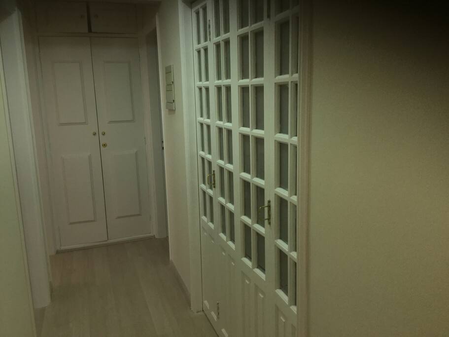 Corredor para os quartos porta fundo closet e porta intena do quato também dá no closet