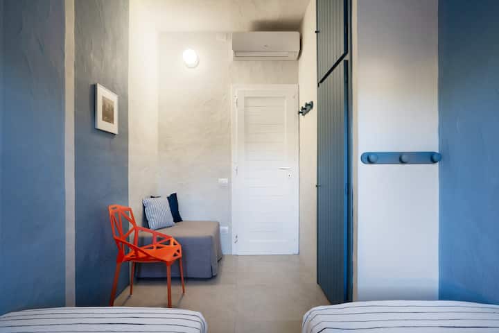 Четврта спална соба со единечни кревети и перници од мемори пена за удобност. Можност да се приклучите на единечните кревети за да го претворите во двоен кревет. Достапен е трет кревет. Дополнително чистење на барање. 