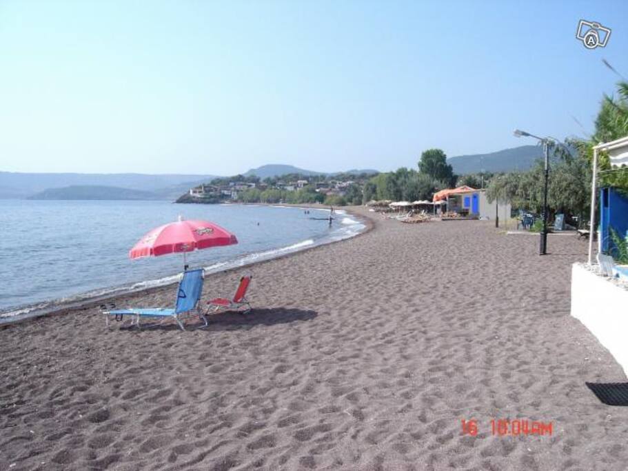 Η παραλια προς ΝΔ.