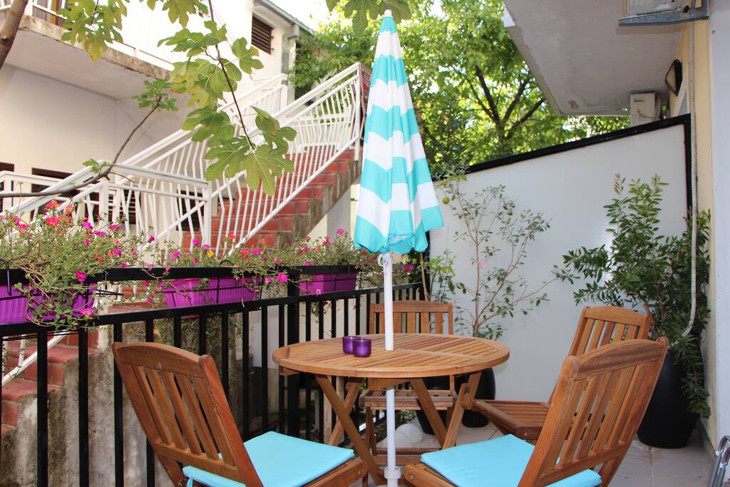 Fin stor terrasse. Ikkje utsikt, men koselig nabolag.