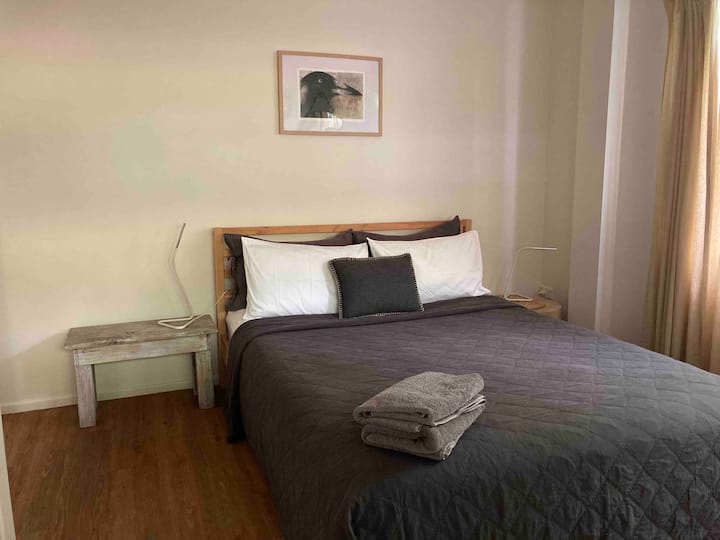 غرفة نوم بغرفتي نوم - غرفة نوم تضم سرير كوين في الطابق الأرضي. سرير السفر متاح لتجميعه في هذه الغرفة. 