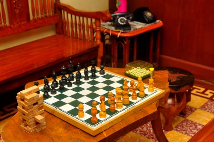 Пуснете телефоните си! Време е да играете настолни игри. 