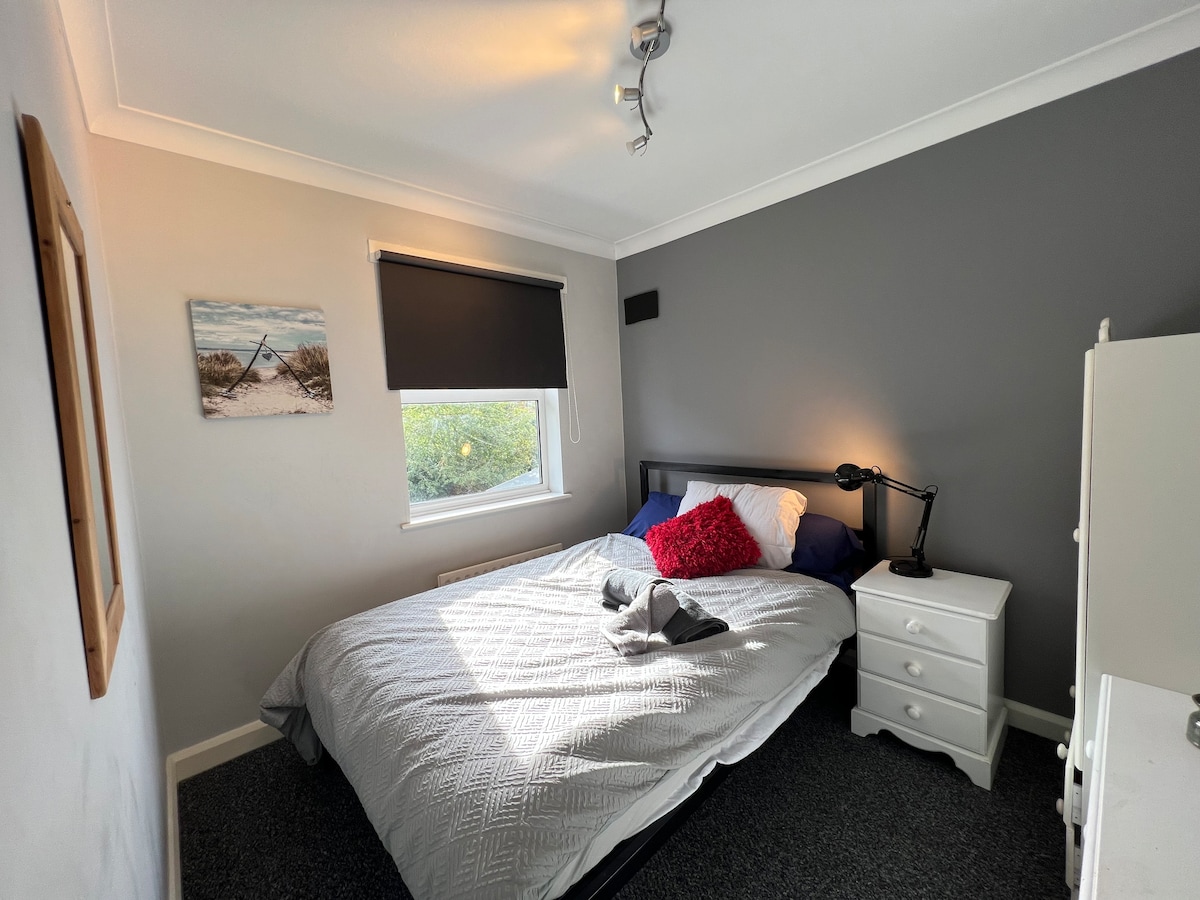 Spálňa 4 v zadnej časti objektu, najmenšia izba, ale stále s manželskou posteľou a úložným priestorom. 