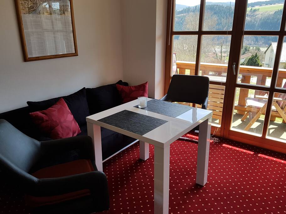 Esstisch mit Schwingstühlen und Sofabett