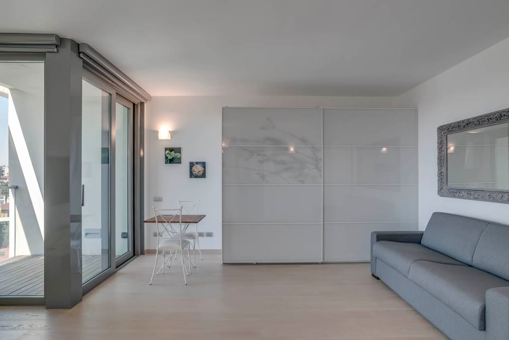 Grande sala con tavolo e ampio armadio e tavolino da lavoro