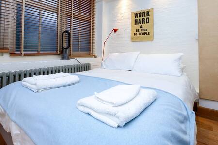 Trendy Shoreditch Warehouse Apartment (Hoxton Sq)