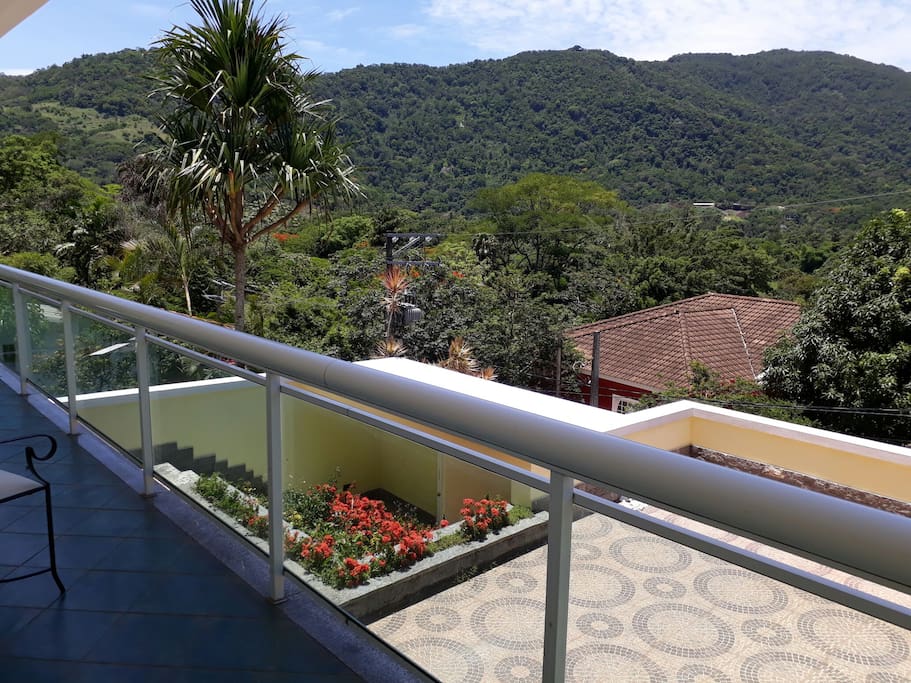 Varanda com linda vista da Serra e arredores, com muito verde em condomínio, próximo a todas as facilidades de comercio