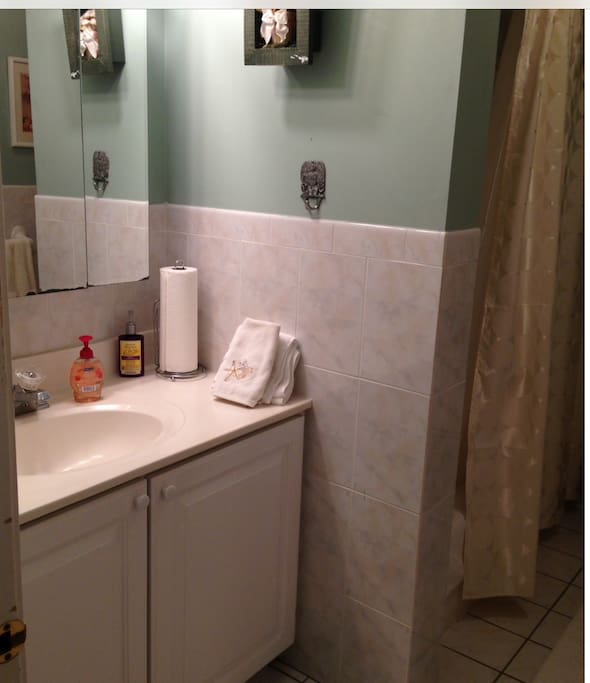 Beautiful full bath! Bathroom it's shared with others!