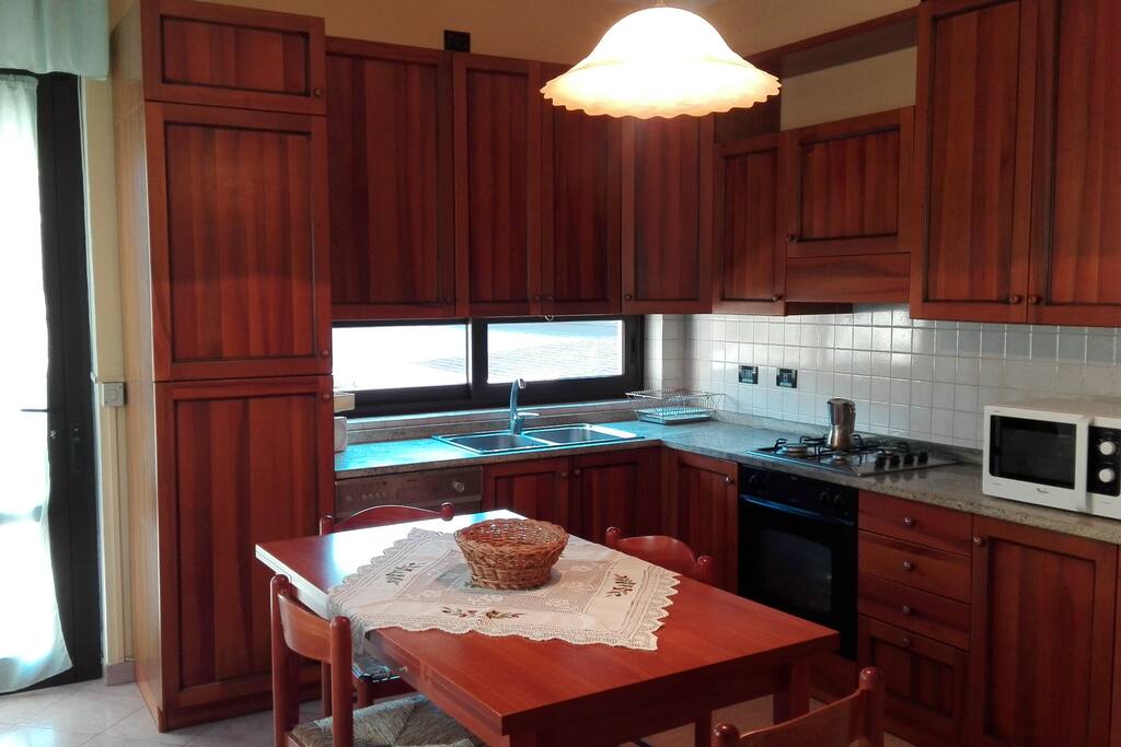 Cucina completa di elettrodomestici, pentole, stoviglie