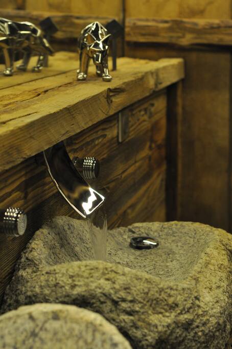 Lavabo en granit du Mont-Blanc vieux bois local et robinetterie haut standing