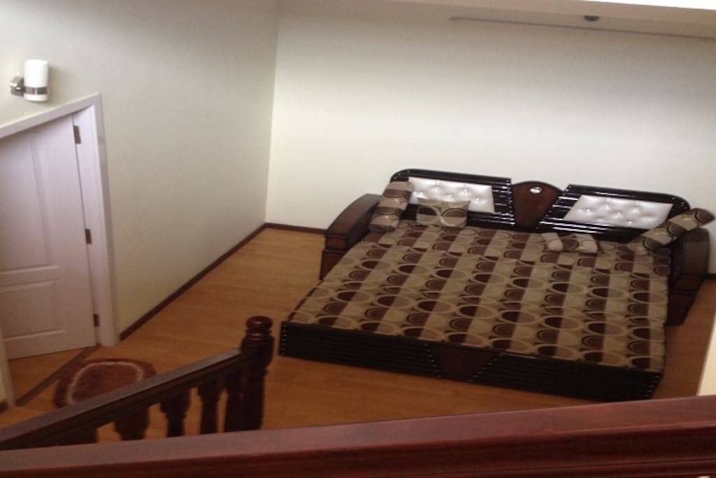 Bedroom-Kingsize Bed