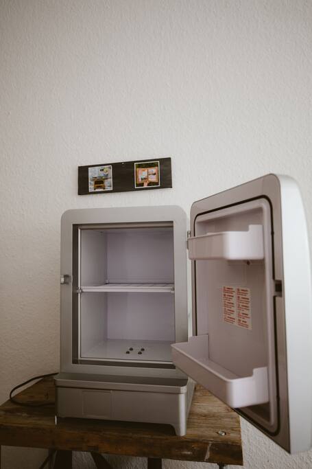 Kühlschrank für kleines Frühstück, Aufschnitt oder Getränke.