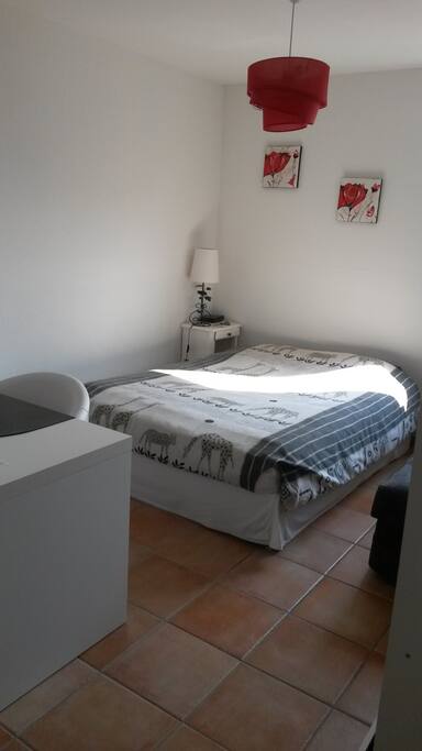 chambre avec bureau et salle de bain