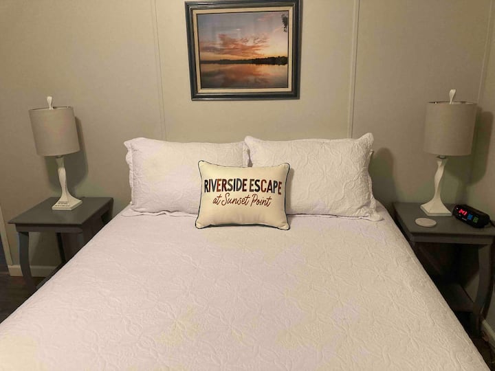 Slaapkamer 2 heeft een queensize bed en een bureau voor je gebruik. De kast bevat een rugzak en spelen en peuterbedjes indien nodig. Een plafondventilator houdt je koel. 