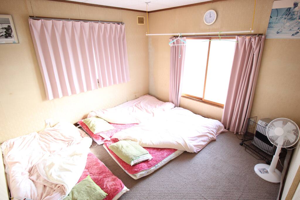 冬の暖かい寝具です。
3人宿泊の例。暖房は、ファンヒーター。ストーブガードがついています。