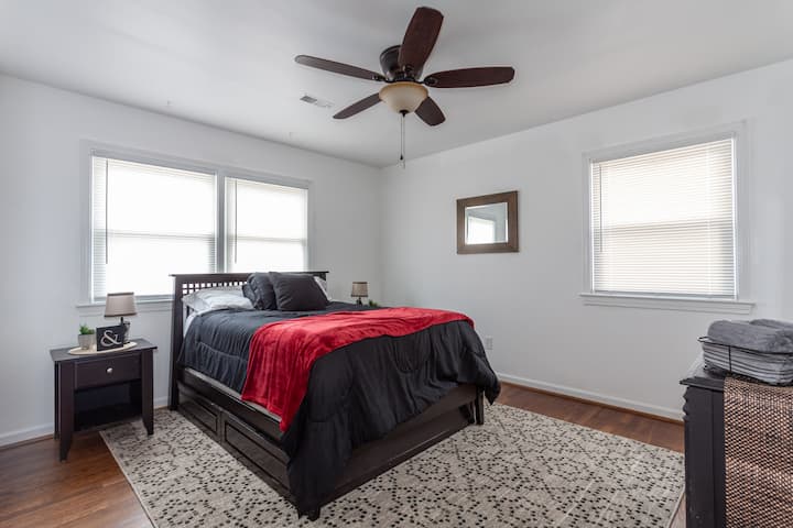 Დედოფლის ზომის საძინებელი. საწოლის თეთრეული განსხვავდება, თუმცა ვცდილობთ, თითოეული ოთახისთვის ერთნაირი ფერები შევინარჩუნოთ. 