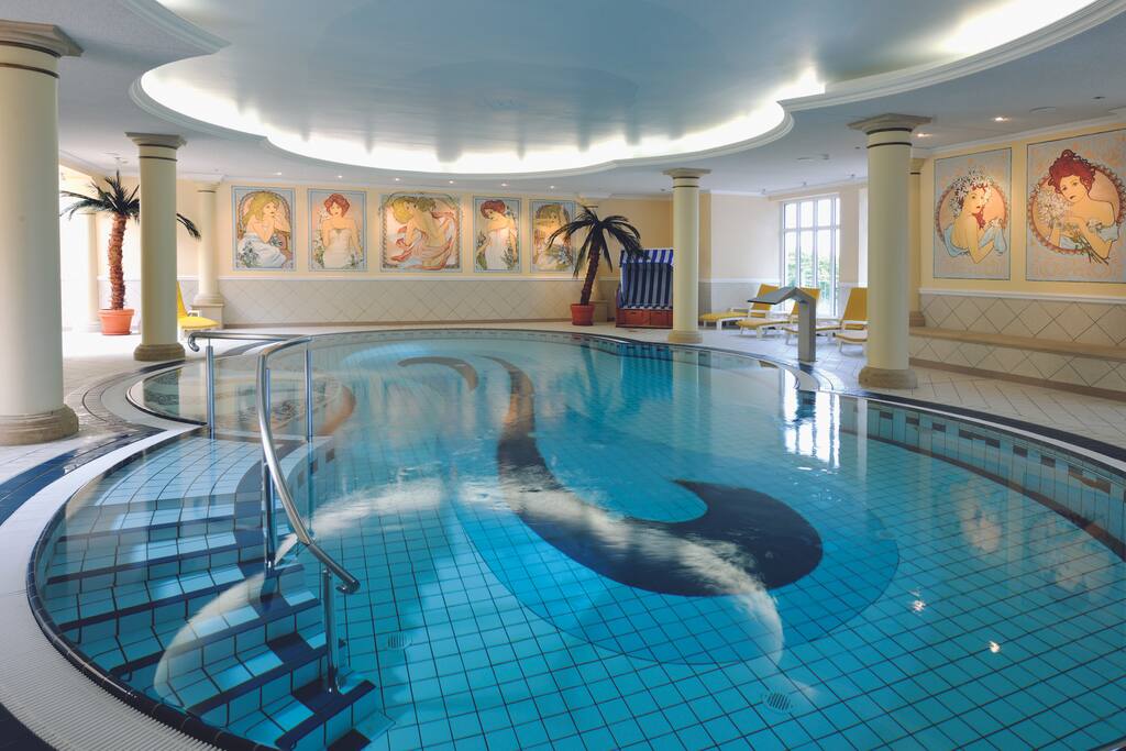 Schwimmbad im Nebengebäude