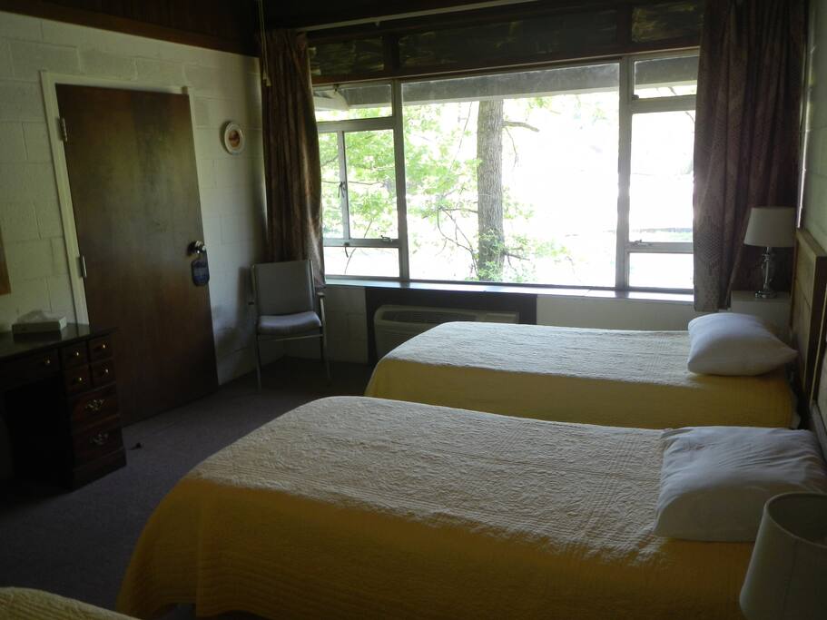 8 Bedrooms with 3 single tempurpedic beds and full bath