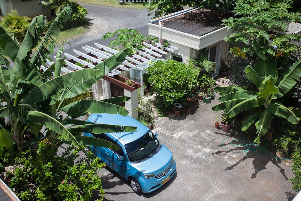 Entrance area Garden patio & main house_main road