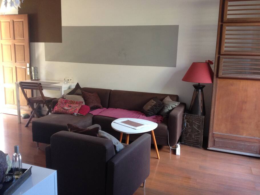 Petit salon à l'intérieur traversant.
