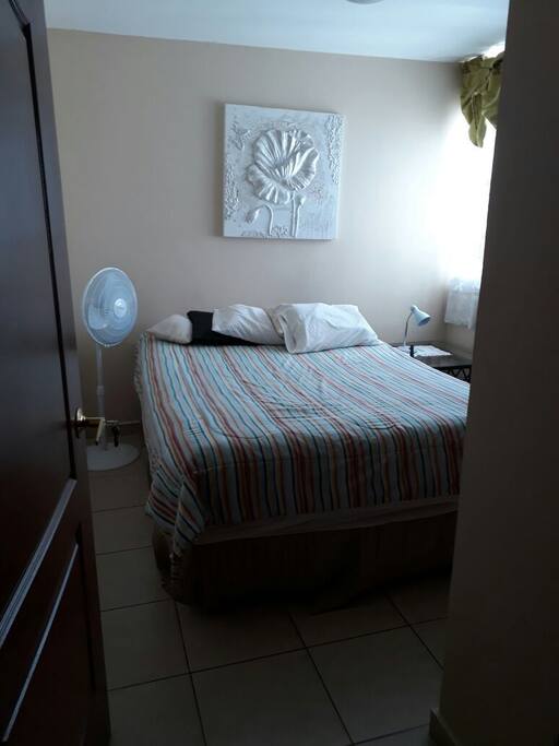 La cama del cuarto (también tiene a/a)
