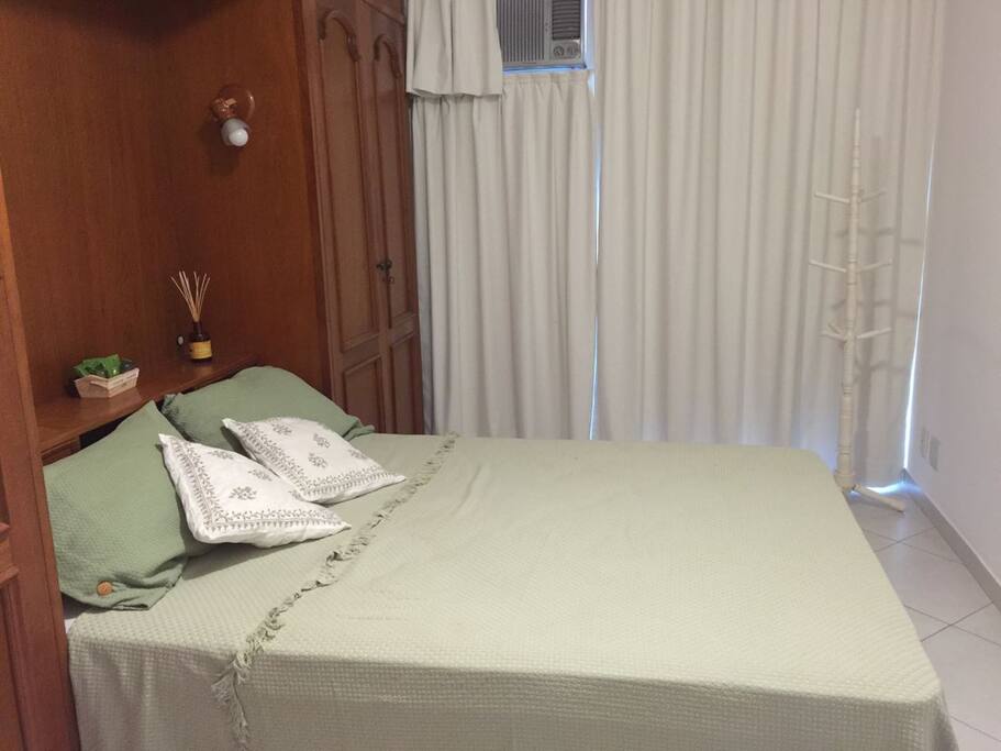 QUARTO COM SUÍTE, CAMA CASAL E AR CONDICIONADO