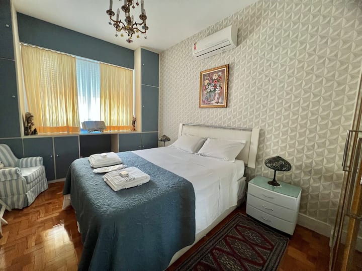 Chumba cha ndani kilicho na bafu kamili, mwonekano wa ndani, kiyoyozi kilichogawanyika, baa ndogo, kitanda cha malkia, godoro la starehe, 55"Televisheni mahiri, usajili wa televisheni ya kebo, Netflix, Globoplay, kabati la kujipambia, minibar, kabati lenye nafasi kubwa sana lenye vioo kwenye milango. 