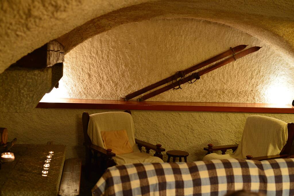 salon avec voutes (canapé et fauteuils)
