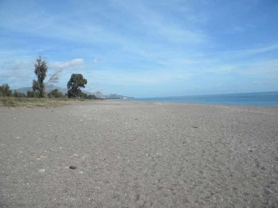 La spiaggia di fronte e vista di Taormina