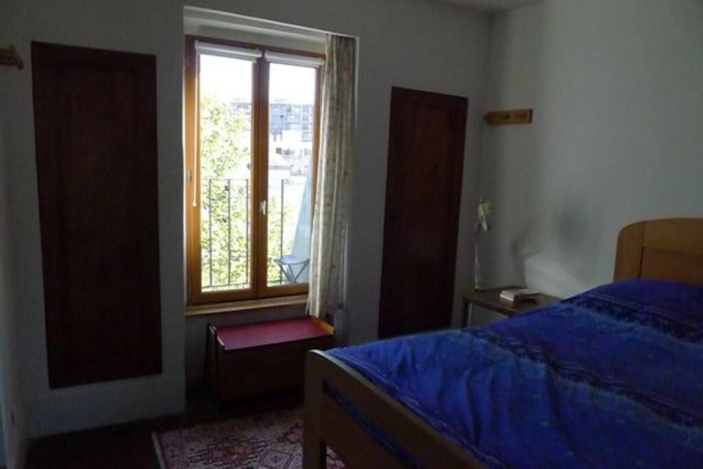 La chambre avec 2 placards et grands rangements sous le lit pour les valises. Balconnet plein Sud.