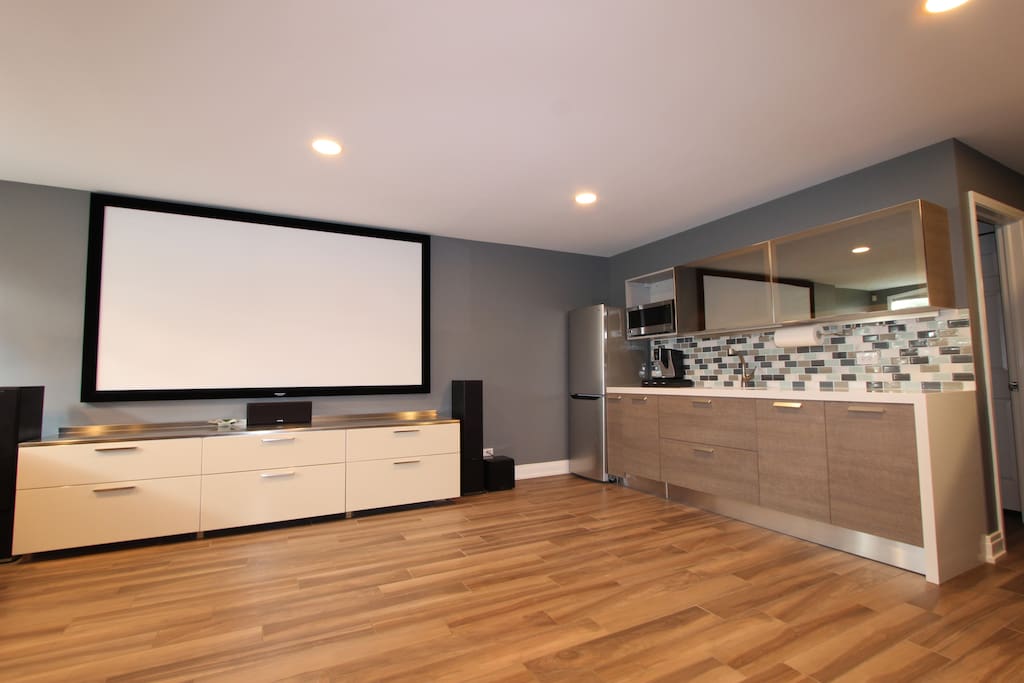 Kitchenette w fridge/freezer, microwave, sink, dishwasher, toaster, and keurig (no stove/oven)