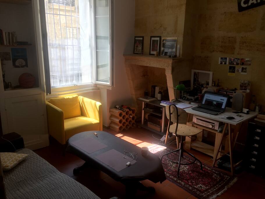 Salon spacieux et lumineux.