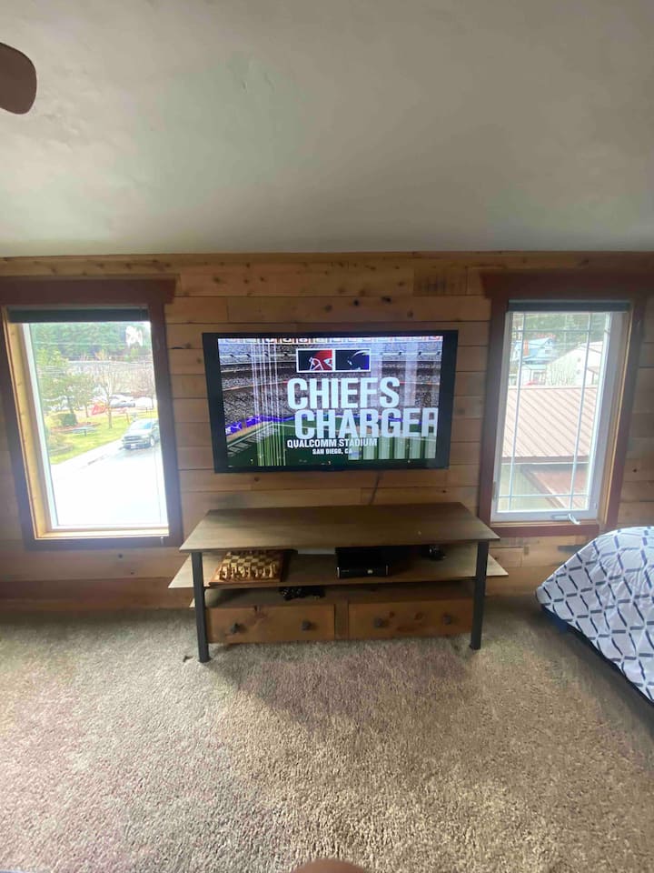 تلفزيون ذكي جديد 65بوصة في غرفة النوم الرئيسية الثانية. يوفر مسكنًا رائعًا للسينما ومنطقة تلفزيون منفصلة لطيفة للأطفال.