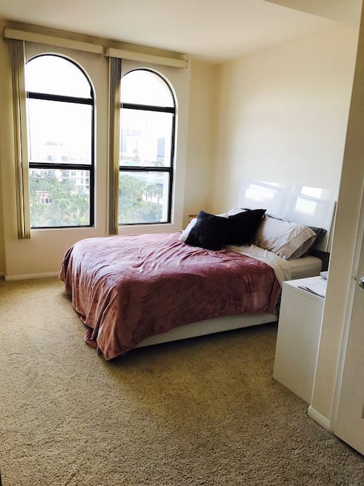 bedroom with queen bed