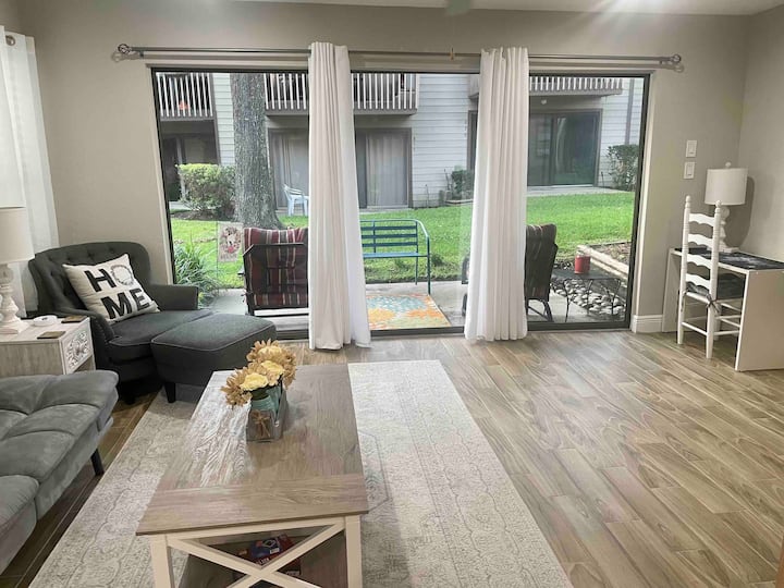 Teal Oasis - 1 Bedroom/1 Bathroom Condo - Conroe, TX