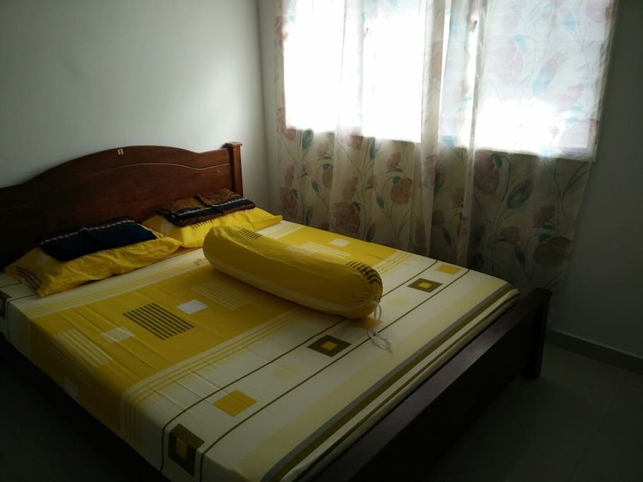QUEEN BEDROOM WITH AIRCOND