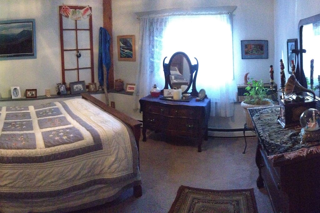 Small room with full bed