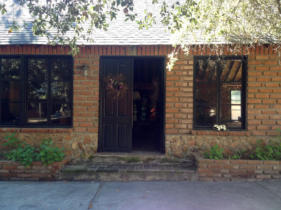 Entrance to the main cabin / Entrada a casa principal