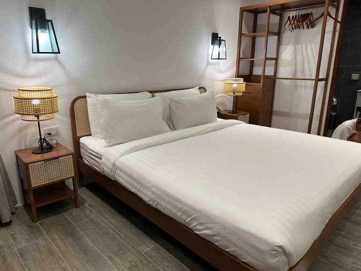 Letto e bagno 4, molto privato con ingresso dal giardino.