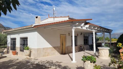 Cheerful country house with ample terrain