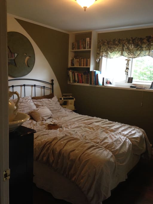 The bedroom has on queen bed, with a night stand.