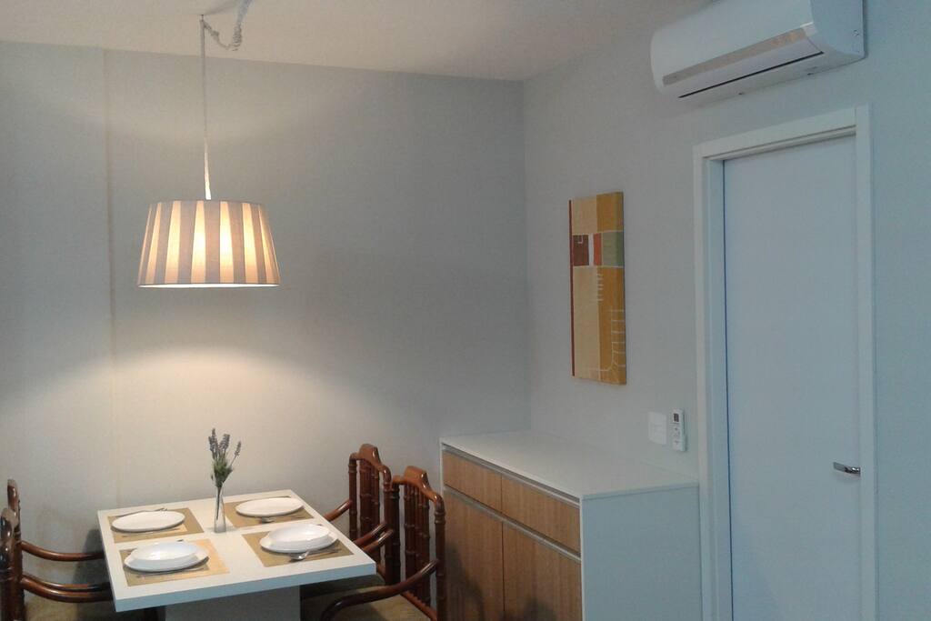 Sala de jantar decorada. Dining room.