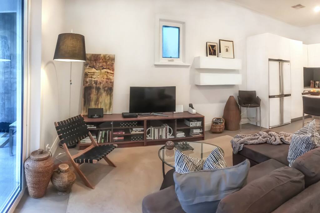 LOUNGE, TV & ENTERTAINMENT AREA
