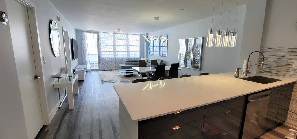 AMAZING 2BR 2BA NEWLY RENO BEACHFRONT W/BEACH VIEW gallery image 2