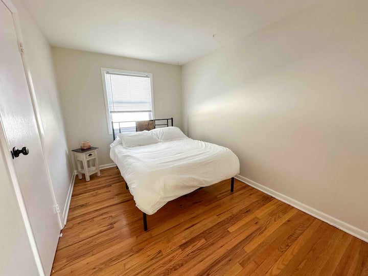 غرفة نوم بسرير كامل الحجم