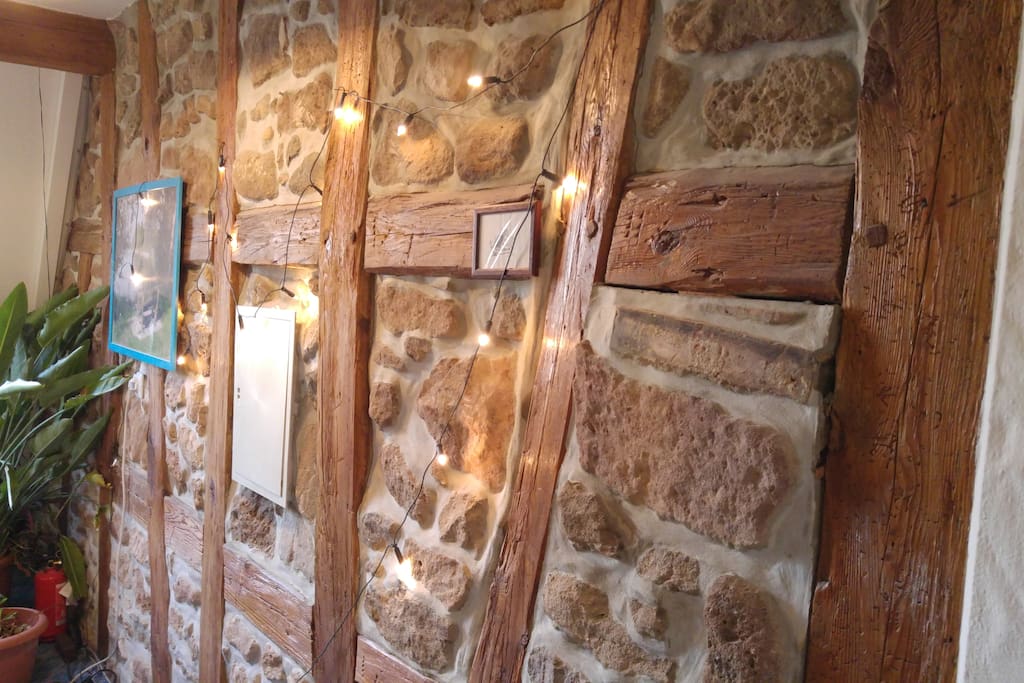 Freigelegter Naturstein im Treppenhaus