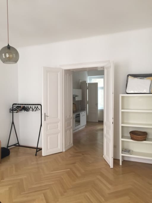 Blick vom Wohnzimmer in die Küche