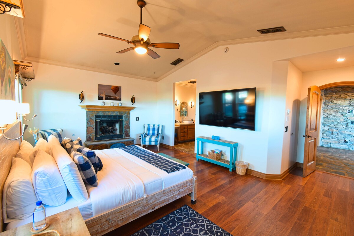 Მეორე ოსტატი, დიდი საწოლით, ბუხრით და 75-დუიმიანი სმარტ-ტელევიზორით